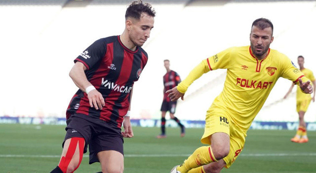 Harika sezonun ardından Emre Mor'a transfer teklifleri yağdı.
Futbolcunun bonservisini alan ve iki yıllık imza attıran Karagümrük, kasasını da dolduracak... Serie A ekibi Fiorentina'dan gelen 2.5 milyon euroluk teklifi kabul etmeyen Karagümrük'ün kapısını bu kez Fenerbahçe çaldı.
