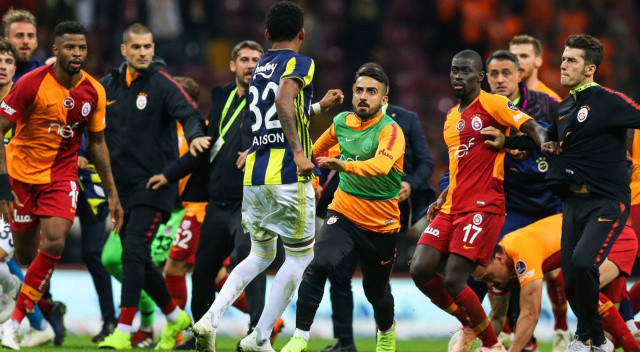 Süper Lig'in unutulmaz forvetlerinden Muğdat Çelik, 32 yaşında futbolu bıraktı. Geçen sezon Denizlispor forması giyen tecrübeli forvet bu yaz boşa çıkmıştı. Galatasaray-Fenerbahçe derbisindeki kavgadaki performansıyla da akıllarda yer eden Muğdat, yeşil sahalara veda etme kararı aldı.