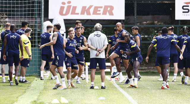 Fenerbahçe, yeni sezon hazırlıklarını sabah saatlerinde yaptığı günün ilk antrenmanıyla sürdürdü.
1-8 Temmuz'da Avusturya'da kamp çalışmalarına devam edecek sarı-lacivertliler, 2 hazırlık maçı daha oynayacak.