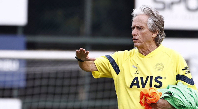 Jorge Jesus'un en çok düşündüren konu santrfor konusu... Fenerbahçe'nin Dinamo Kiev maçlarına Serdar Dursun'la çıkması ve yeni golcüsünü Temmuz sonunda kavuşması bekleniyor.