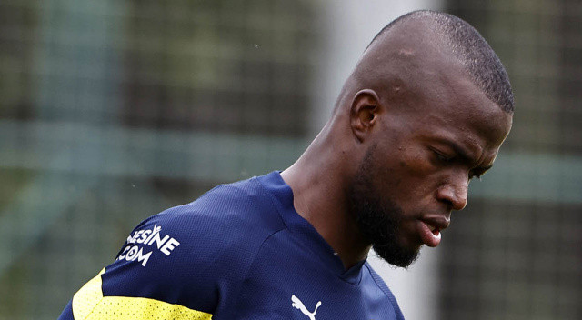 Taraftarın sevdiği isimlerden biri olan Enner Valencia da ayrılmak istediğini açıkladı.
beIN Sports'a konuşan Ekvadorlu forvet, gelecek hafta menajerinin İstanbul'a geleceğini ve kulüp yetkilileri ile bir görüşme gerçekleştireceğini söyledi. Henüz bir karar vermediğini belirten Valencia kariyerine Avrupa'da devam etmek istediğinin de altını çizdi.