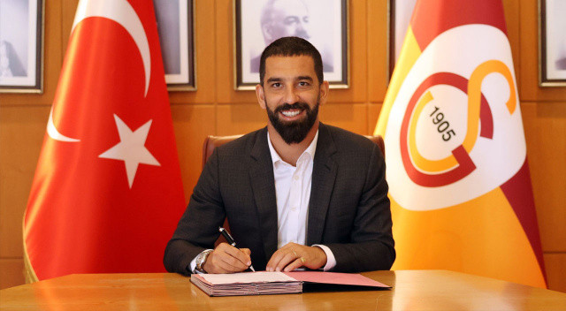 Candaş Tolga Işık'ın TV100'deki Az Önce Konuştum programına konuk olan Arda Turan, ilgi çekici açıklamalarda bulundu. Teknik direktörlük yapmak istediğini anlatan 35 yaşındaki futbolcu, Fatih Terim'le aralarında geçen çok özel bir diyaloğu da paylaştı.