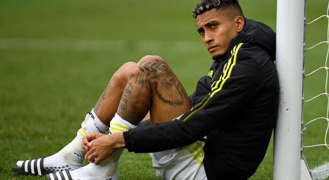 Leeds United'ın 25 yaşındaki Brezilyalı yıldızı sağ kanat oyuncusu Raphinha, transfer piyasasının yeni gözdesi konumunda... Sambacı için Barcelona ile Arsenal kapışırken sonradan devreye giren Chelsea öne geçti. Londra devinin yeni patronları ilk transfer bombasını patlatmak üzere...
Leeds United Brezilyalı yıldızı 2020 yazında Premier League geri döndüğü sezon öncesi Fransa'nın Rennes takımından 19 milyon euroya transfer etmişti.