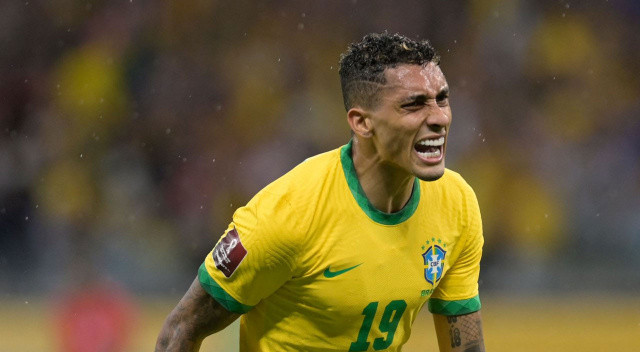 Geçen sezon Premier League'de 35 maça çıkan ve 11 gol 3 asistlik skor katkısı sağlayan Raphinha, takımının kümede kalmasında büyük rol oynamıştı....
Arsenal'ın Raphinha için yaptığı teklif geri çevrildi. Chelsea eski oyuncusu Deco'nun menajerliğini yaptığı sambacı için daha cazip bir seçenek haline geldi. Maviler'in Raphinha için Leeds United'a 70 milyon euro bonservis ödemesi bekleniyor.