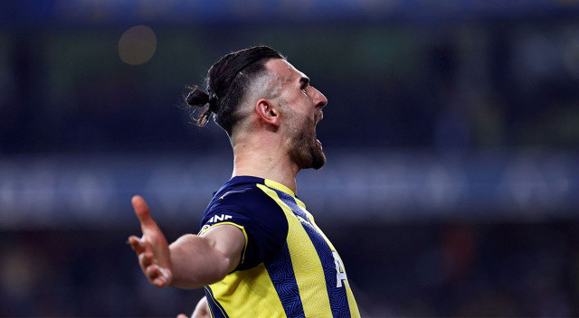 Fenerbahçe'nin geçtiğimiz sezonun başında Bundesliga 2 ekiplerinden Darmstadt’tan bonservis ödemeden kadrosuna kattığı Serdar Dursun, sergilediği performansla tüm dikkatleri üzerine çekmişti.
Bundesliga 2'de 27 kez ağları sarsarak kral olan, sarı-lacivertlilerde sezonu 15 golle tamamlayan ve Milli Takım'ın as forvetlerinden olan tecrübeli golcüye, La Liga'dan talip çıktı.
Devre arasında Lazio'dan kiralanan Vedat Muriç'in takımına dönecek olması sonrası forvet arayışlarına giren Mallorca, milli forvete kanca attı ve Fenerbahçe'ye 5 milyon euro bonservis önerdi.