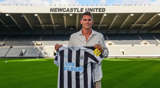 Newcastle United, Lille'in 23 yaşındaki Hollandalı stoperi Sven Botman için 37 milyon euro bonservis ödedi. Botman 2027'ye kadar sözleşme imzaladı.