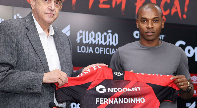 Manchester City'den 12 sezon sonra ayrılan Fernandinho yuvaya dönmüştü. Atletico Paranense 36 yaşındaki futbolcuyla 2 yıllık sözleşme imzaladı.