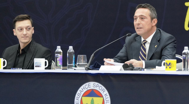 Mesut Özil ile Ali Koç'un dün kulüp binasında bir toplantı yaptığı ortaya çıktı. Sarı-lacivertlilerin 24 Mart'ta kadro dışı bıraktığı ve teknik direktör Jorge Jesus'un da kapıları kapattığı Mesut Özil, kulüp binasında başkan Ali Koç ile bir araya geldi.