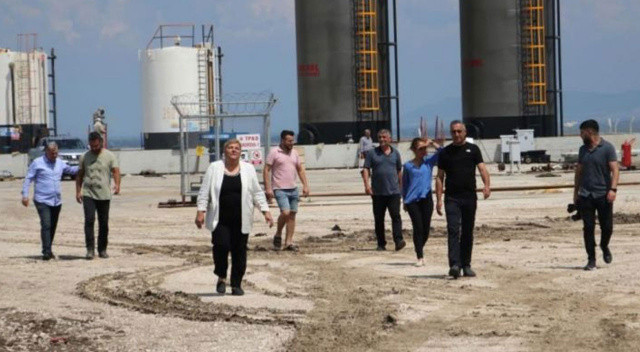 Ceyhan'da 1998'de yaşanan deprem sonrası petrol bulunduğunu ancak çalışmaların yarım kaldığını ifade eden Erdem, “1998 depremi sonrasında Ceyhan ilçesine bağlı Soysallı Mahallesi’nde petrol çıktı diye gerekli araştırmalar yapıldı. Fakat daha sonra kuyular kapatıldı.