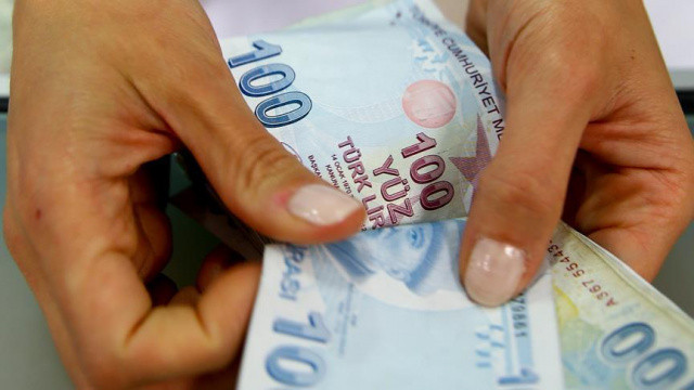 Ek göstergesi 3600'e çıkan ve 30 yıllık hizmeti olan bir memurun emekli aylığı 1234-1391 lira, emekli ikramiyesi ise 44 bin 500-50 bin 150 lira arasında artacak.