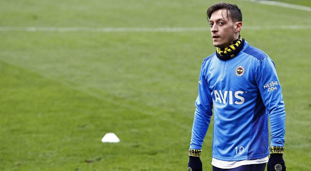 33 yaşındaki yıldız oyuncu, kadronun dışında tutulmaya devam edilecek. Yönetim bu süreçte kendisiyle ilgili çıkış yolu arayacak. Fenerbahçe, ayrılığa yanaşmayan oyuncunun lisansını çıkarmayı düşünmüyor. Mesut TFF'ye verilecek kadroda yer almayacak. Futbolcunun ayrılığa ikna olması için tüm şartlar zorlanarak.