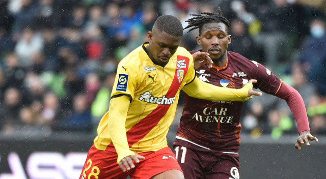 Lens'ın dikkat çeken defansif orta saha oyuncusu Cheick Doucouré, Crystal Palace'a imza attı. 22 yaşındaki futbolcu için 18 milyon euro + bonuslar ödenecek.