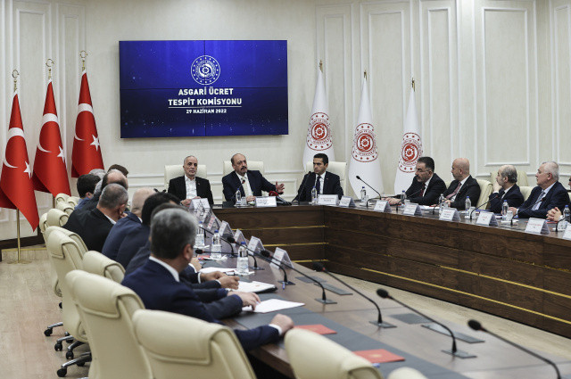 Milyonlarca çalışanın merakla beklediği asgari ücret zammında sona doğru geliniyor.