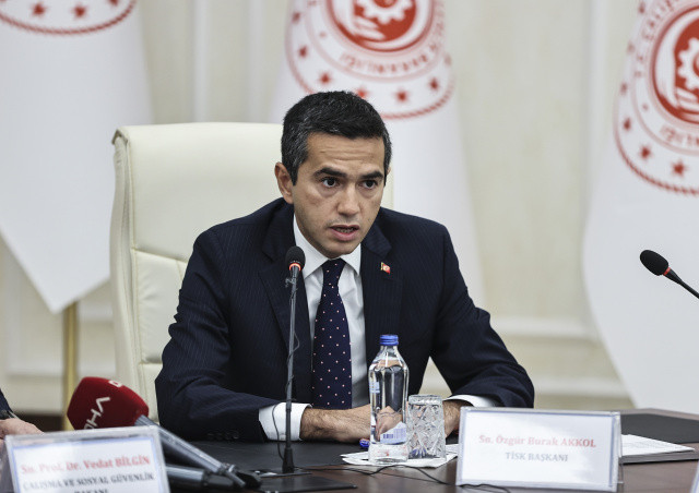 İnsanca yaşanabilecek bir ücretin hak edildiğini belirttik. Bu çalışmanın büyük bir insan kitlesine hizmet edeceğini ifade ettik
