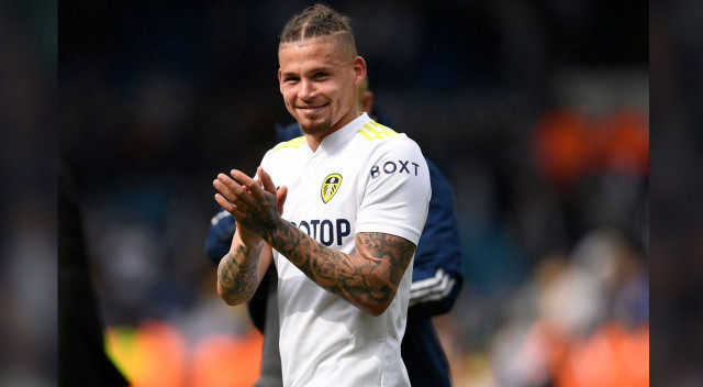 Manchester City, Fernandinho'nun yerini Leeds United'ın İngiliz milli orta saha oyuncusu Kalvin Phillips ile doldurdu.