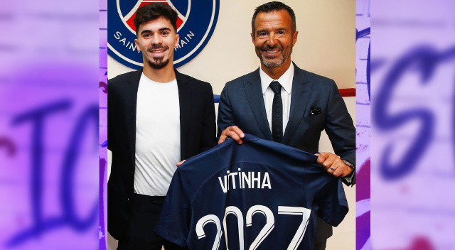 Vitinha 5 yıllık imza attı ve süper menajer Jorge Mendes'le bu pozu verdi.