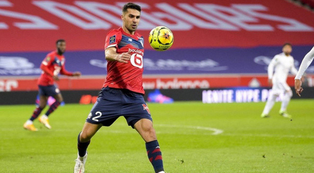 Zeki Çelik, AS Roma'da... Portekizli fenomen teknik direktör Jose Mourinho'nun bir süredir peşinde olduğu milli sağ bek, önümüzdeki günlerde İtalya'ya giderek sağlık kontrolünden geçecek. Serie A ekibi 25 yaşındaki savunmacı için Lille'e 7 milyon euro bonservis ödeyecek. Bir Türk sağ bek için bugüne kadar ödenmiş en yüksek bonservis bu oldu.