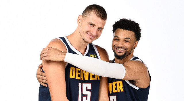 Üst üste iki kez MVP seçilen yıldız oyuncu, NBA tarihine geçen bir anlaşmaya imza attı. The Athletic'in haberine göre, süpermaksimum kontratla  264 milyon Dolar karşılığında Denver ile 5 yıllık yeni sözleşme imzaladı.