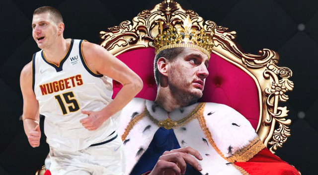 Denver Nuggets'ın Sırp yıldızı Nikola Jokic, NBA tarihinin en yüksek sözleşmesine imza attı. 2.11'lik pivot 5 yıllık yeni sözleşmesinden toplam 264 milyon dolar kazanacak. NBA'nin en değerli oyuncusu (MVP) konumundaki 27 yaşındaki basketbolcu bir Avrupalı olarak Amerika'da tarih yazıyor...