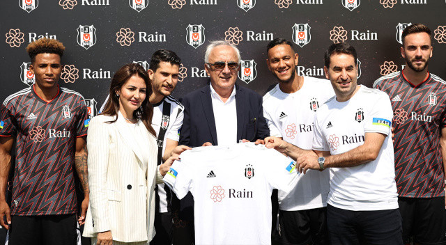 Beşiktaş'ın yeni sezon hazırlıklarını sürdürdüğü antrenman öncesinde Fransız çalıştırıcı Valerien Ismael ile futbolcular Josef de Souza, Gedson Fernandes, Necip Uysal, Kenan Karaman ve Umut Meraş, yeni sezon formalarını basın mensuplarına tanıttı.