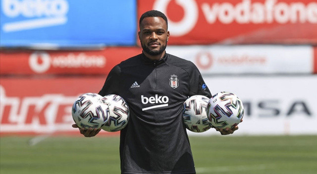 Beşiktaş'la sözleşme uzatmayan Cyle Larin'in yeni takımı belli oldu... Kanadalı forvetin menajeri bir süredir kardeş takımlar Olympiacos ve Nottingham Forest ile görüşüyordu. İki kulüp arasındaki Larin yarışını İngiliz ekibi kazandı. Premier League'e yıllar sonra geri dönen Nottingham Forest, bu yaz 3. transferini Larin'le yapacak.
