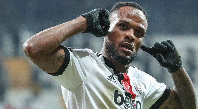 Yeni sözleşme için 2.5 milyon euro maaş isteyen Cyle Larin, bir türlü imza atmadığı Beşiktaş'la tüm bağlarını Instagram'daki paylaşımlarını silerek koparmıştı.