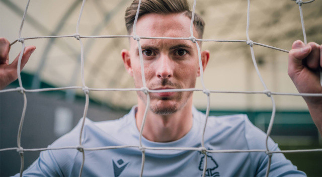 Öte yandan, Nottingham Forest takımı Manchester United'ın yedek kalecisi Dean Henderson'u transfer ettiğini açıkladı. 23 yaşındaki İngiliz eldiven bu yıl kiralık oynayacak gelecek yaz 20 milyon euroya tapusu alınacak.