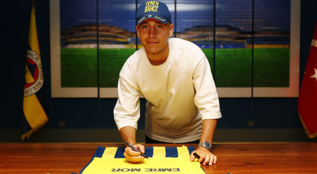 Fenerbahçe'nin 2 milyon euro bonservis ödeyerek Fatih Karagümrük'ten transfer ettiği Emre Mor, resmen açıklandı. Önceki gün sağlık kontrollerinden geçen ve Fenerbahçe formalı ilk fotoğrafı sosyal medyaya sızan 24 yaşındaki futbolcu için