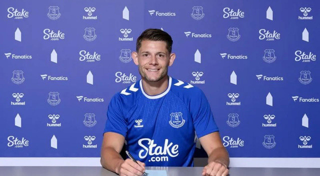 Everton'un bu yaz ilk transferi James Tarkowski oldu. Burnley ile küme düşen tecrübeli stoper 3 yıllık sözleşmeye imza attı.