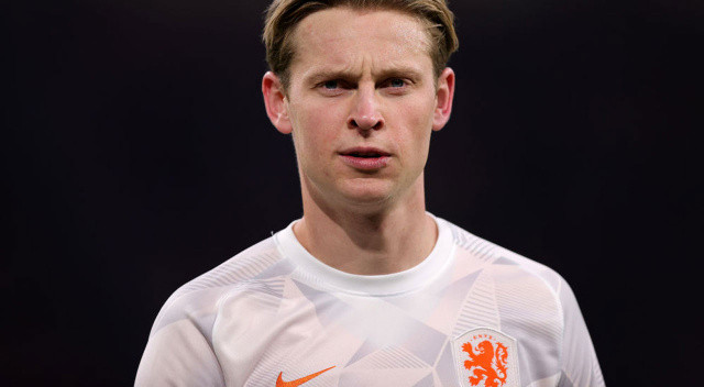 United'ın asıl hedefi ise Frenkie De Jong... Hollanda Milli Takımı ve Barcelona orta sahasının kalbi, dev bir bonservisle Premier League'e transfer olmak üzere... Fabrizio Romano, görüşmelerin olumlu ilerlediğini ve transferin 85 milyon euro civarında bir rakama biteceğini yazdı... 25 yaşındaki futbolcu için 2019 yazında Ajax'a 86 milyon euro ödenmişti.