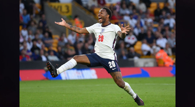 Gabriel Jesus'u Arsenal'e satan Manchester City, Raheem Sterling'i de Chelsea'ye satıyor. 27 yaşındaki İngiliz sol açık 2015 yazında Liverpool'dan 64 milyon euro bonservisle gelmişti. Chelsea ile anlaşan yıldız isim için en az 75 milyon euro ödenmesi bekleniyor.