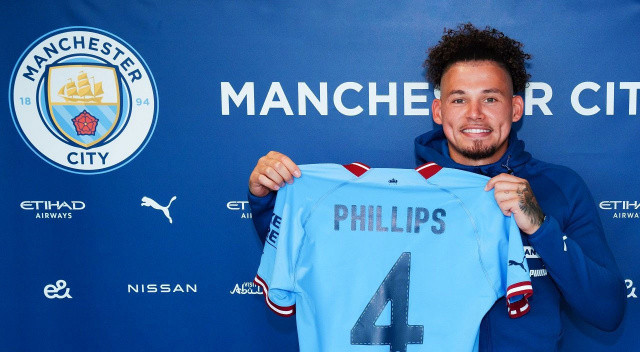 Premier Lig'de son 2 sezonun şampiyonu Manchester City, orta saha oyuncusu Kalvin Phillips'i Leeds United'dan transfer etti.
Kulüpten yapılan açıklamaya göre, 26 yaşındaki İngiliz milli futbolcu ile 6 yıllık sözleşme imzalandı.
Manchester City, Phillips'in bonservis bedeline ilişkin bilgi vermedi ancak İngiliz basını, transferin 45 milyon sterlin karşılığında gerçekleştiğini paylaştı.
Profesyonel kariyerine, 2015'te altyapısından yetiştiği Leeds United'da adım atan Phillips, takımının 2019-20 sezonunda İngiltere 2. Ligi'ni (Championship) şampiyon tamamlamasına yardımcı oldu.
Leeds United'da 234 maça çıkan Phillips, 23 kez formasını giydiği İngiltere Milli Takımı'yla da 2020 Avrupa Futbol Şampiyonası'nda final oynadı.