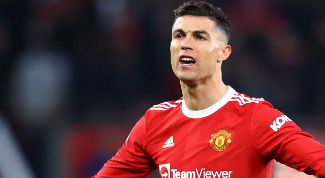 Manchester United'dan ayrılmak isteyen Cristiano Ronaldo, takımının bugün başlayan antrenmanına katılmadı.
United süper yıldızını bir sezon daha takımda tutmak istiyor.