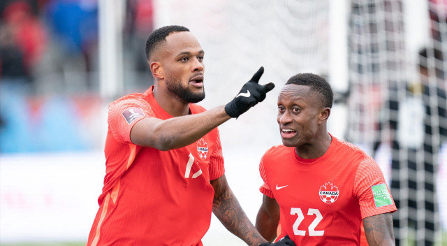 Beşiktaş'ın önerdiği 1.7 milyon euroluk yıllık ücreti beğenmeyen ve Premier League hayalleri kuran Cyle Larin, Nottingham Forest transferden çekilince Club Brugge'e imza attı. Belçika ekibi Kanadalı yıldızla 3 yıllık sözleşme imzaladı.
Yeni sözleşme için 2.5 milyon euro maaş isteyen Cyle Larin, bir türlü imza atmadığı Beşiktaş'la tüm bağlarını Instagram'daki paylaşımlarını silerek koparmıştı.