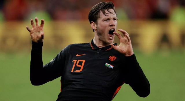 Beşiktaş'ın yeni golcüsü Wout Weghorst'un İstanbul'a geleceği saat belli oldu. Bu gece imza için İstanbul'a gelmesi kesinleşen Hollandalı santrforun 23.30'da İstanbul'a ineceği bildirildi. Siyah-Beyazlılar'ın bir diğer transfer hedefi Jackson Muleka'da da sıcak gelişmeler yaşanıyor.