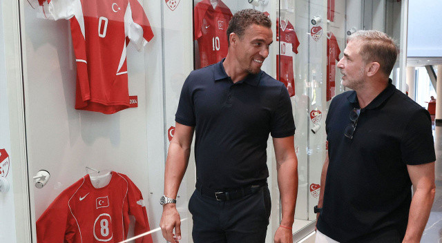 Öte yandan, dün Beşiktaş'ın Riva'daki kampını ziyaret eden A Milli Takım Teknik Direktörü Stefan Kuntz, Cenk Tosun transferine özellikle sevindiğini Valerien İsmael'e iletmişti.