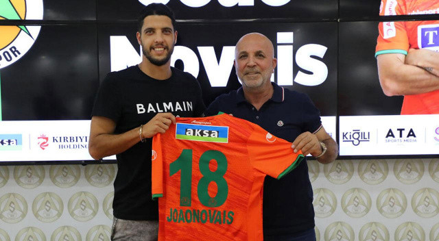 Orta saha arayan Galatasaray için Portekiz basınından da flaş bir iddia geldi. San-Kırmızılı ekip, geçtiğimiz sezon Alanyaspor'da kiralık forma giyen Joao Novais'i gündemine aldı. Braga'da kadroda düşünülmeyen oyuncunun Portekiz ekibinden ayrılacağı ifade edildi.
28 yaşındaki orta saha oyuncusu geçtiğimiz sezon Alanyaspor'da 35 maçta çıktı. Başarılı isim 3 gol 8 asistlik performans sergilemişti.