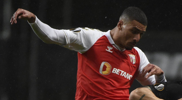 Portekiz şampiyonu Porto, Braga'nın stoperi David Carmo için 20 milyon euro bonservis ödedi... 22 yaşındaki Portekizli 5 yıllık sözleşme imzaladı.