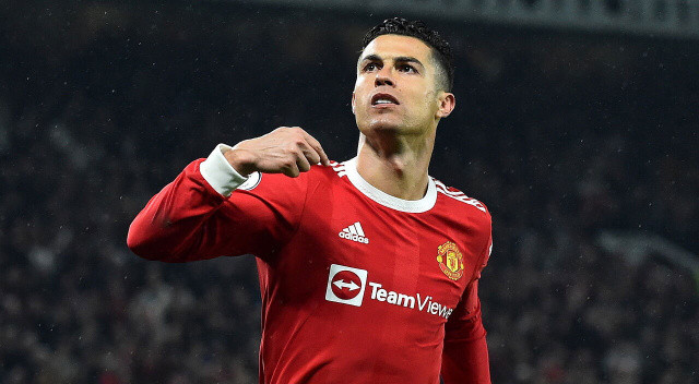 İspanya'nın AS gazetesi menajer Jorge Mendes'in Ronaldo transferini görüşmek için Barselona'ya geldiğini yazdı.
Manchester United'dan ayrılmak isteyen ve kendisine kulüp arayan CR7, yıllarca Real Madrid formasıyla Messi'li Barcelona'nın en büyük rakibiydi.