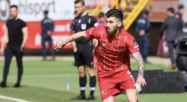 Güncel piyasa değeri 4 milyon euro olan Doğukan Sinik için Fenerbahçe ve Beşiktaş da devreye girmişti ancak istenen bonservis çok yüksek gelmişti...
Acun Ilıcalı dün bir YouTube kanalında Türkiye'den bir ismi daha transfer etmek istediklerini söylemişti. Ilıcalı bu ismi telaffuz etmezken, gündemdeki ismin Doğukan Sinik olduğu öğrenildi.