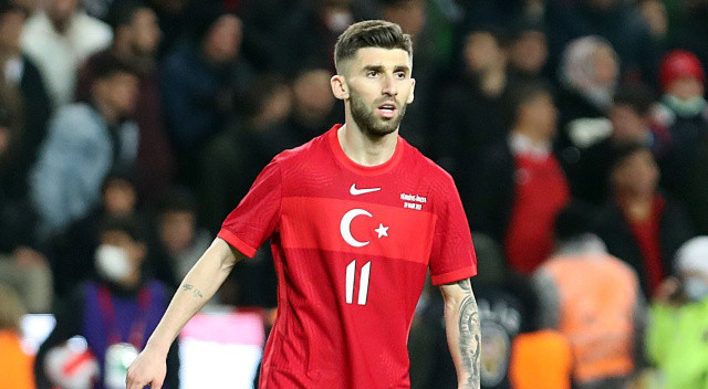 Hatta Doğukan Sinik sağlık kontrolleri için İngiltere'ye gitti ve transfer kısa süre içerisinde açıklanacak... 
Geçtiğimiz sezon Akdeniz ekibindeki performansıyla dikkat çeken 23 yaşındaki futbolcu, 36 maçta 3 gol, 5 asislik bir skor katkısı yaptı.