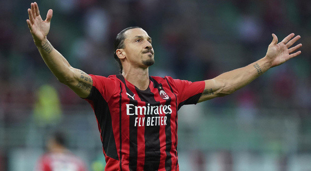 Serie A'da 11 yıl sonra şampiyon olan Milan, Scudetto'yu kazanmış ama Zlatan Ibrahimovic'i kaybetmişti. 40 yaşındaki İsveçli santrforun dizinden ameliyat edileceği ve 7-8 ay sahalardan uzak kalacağı açıklanmıştı. Futbolu bırakacağı düşünülen Ibra herkesi şaşırttı. Süper yıldızın Milan'la sözleşmesi 1 sezon daha uzatılıyor.