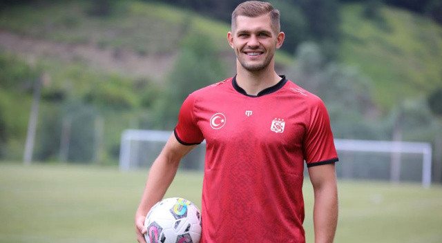 Sivasspor, geçtiğimiz sezon Polonya'da Radomiak Radom forması giyen Karol Angielski ile 3 yıllık sözleşme imzaladı.
26 yaşındaki santrfor geçen sezıon Polonya Ligi'nde 33 maçta 18 gol atmıştı.