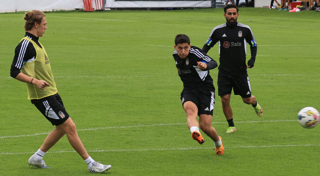 Beşiktaş'a transfer olduğu ilk sezonda ligi 17 asistle tamamlayan, geçen sezonu ise 7 asistle bitiren Ghezzal, eski takım arkadaşları Michy Batshuayi ve Cyle Larin'in bu konuda suçlamadığını söyledi.
Forvet bölgesinde oynamanın zor olduğunu vurgulayan siyah-beyazlı oyuncu, şunları kaydetti: