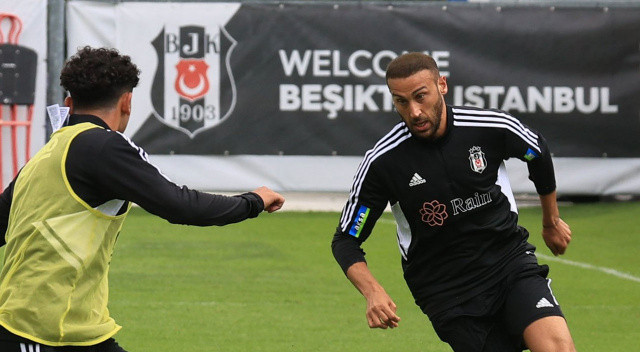 Yeni transferlerden Wout Weghorst'un hava topu hakimiyetindeki yüksek istatistiğine dikkat çeken Ghezzal,