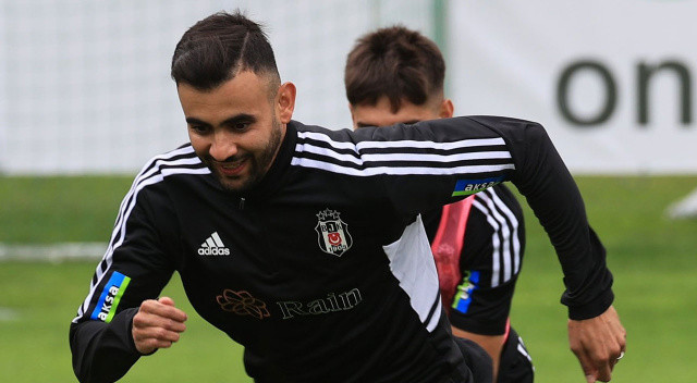 Beşiktaş'ın Cezayirli yıldızı Rachid Ghezzal, siyah-beyazlı takımın hücum hattına Cenk Tosun, Jackson Muleka ve Wout Weghorst'u transfer etmesinin kendisini sevindirdiğini söyledi. Asist kralı,