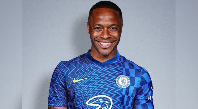 Amerikalı yeni sahipleriyle transferde nasıl bir yol izleyeceği merak edilen Chelsea, bombayı Raheem Sterling transferiyle patlattı. Londra ekibi, Manchester City'nin 27 yaşındaki İngiliz yıldızını kadrosuna kattı. Sterling'in bonservisine 55 milyon euro ödencek. Rüdiger ve Christensen gibi yıldızlarını bedavaya kaptıran