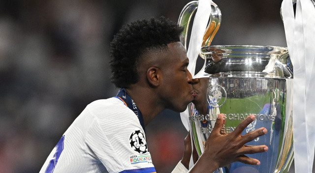 Real Madrid'in 21 yaşındaki Brezilyalı yıldızını Vinícius Júnior'un sözleşmesi 2027 yılına kadar uzatılıyor. İspanyol devinin Şampiyonlar Ligi zaferinde büyük rol oynayan sambacının güncel değeri 100 milyon euroyu geçmişti.