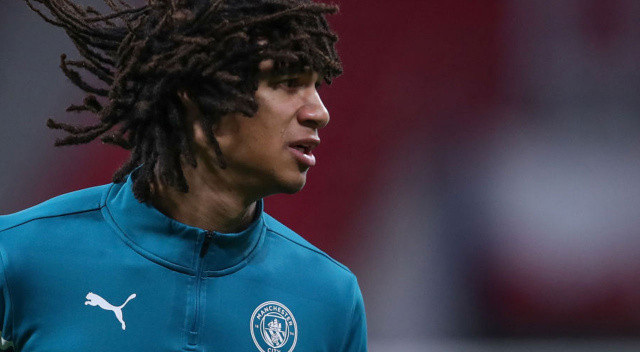 Stoper arayışlarını sürdüren Chelsea, Manchester City'nin Hollandalı stoperi Nathan Ake'yi de kadrosuna katmak üzere... City'ye 2020 yazında Bournemouth'tan 45 milyon euroya alınan 27 yaşındaki futbolcu için aynı para isteniyor.