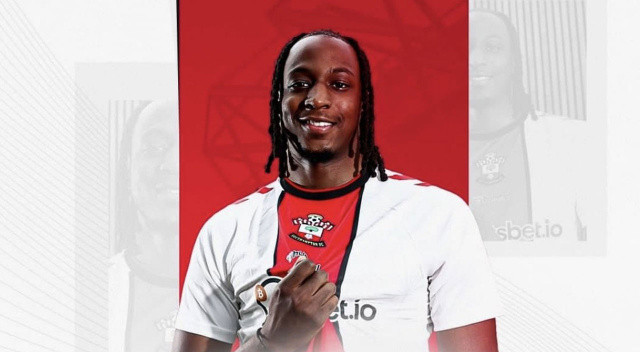 Rangers'ın geçen sezon UEFA Avrupa Ligi'nde final oynayan kadrosunun dikkat çeken isimlerinden olan Joe Aribo, Southampton'a transfer oldu.
25 yaşındaki Nijeryalı orta saha için 6-10 milyon arası bir bonservis ödenecek.